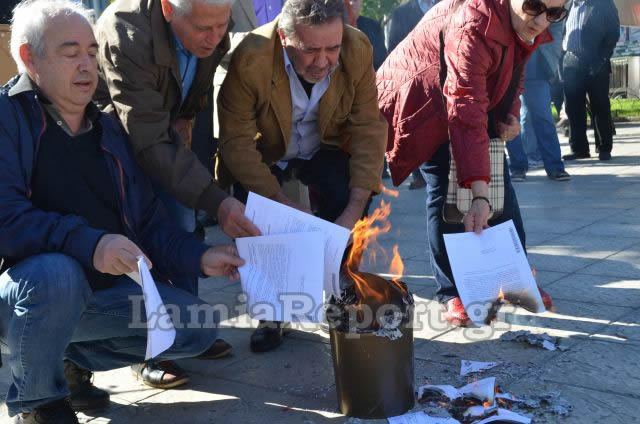 Λαμία: Συνταξιούχοι έκαψαν τις επιστολές Κατρούγκαλου - ΒΙΝΤΕΟ