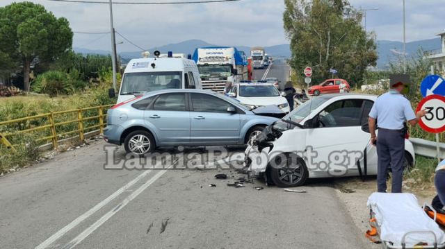 Λαμία: Μετωπική σύγκρουση - Τραυματίστηκε μια κοπέλα (ΒΙΝΤΕΟ-ΦΩΤΟ)