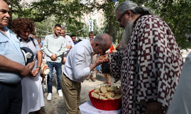 Γιορτή της Αγίας Παρασκευής στα Τέμπη: Θεία Λειτουργία στην όχθη του Πηνειού – «Να επισκευαστεί σύντομα η πεζογέφυρα» (ΒΙΝΤΕΟ - ΦΩΤΟ)