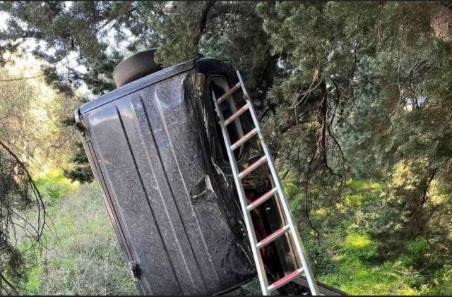 Απίστευτο τροχαίο στα Χανιά – Αυτοκίνητο «κρεμάστηκε» σε δέντρο