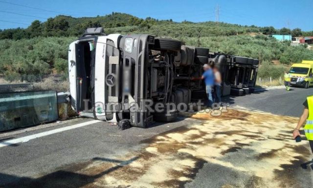 Τούμπαρε νταλίκα στον Άγιο Κωνσταντίνο - Δείτε εικόνες