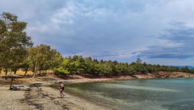 Ξεκαρδιστική πινακίδα εντοπίστηκε σε ελληνική παραλία: «Please park properly edge-edge»