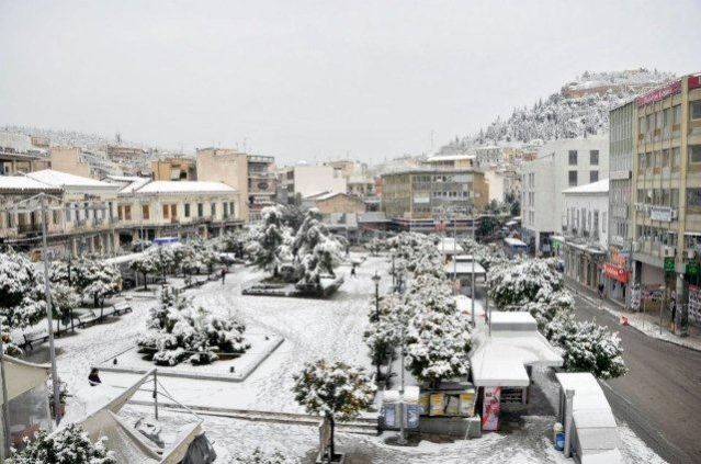 Σε λευκό κλοιό η Φθιώτιδα: Στους -6 βαθμούς Κελσίου και χιονόπτωση αυτή την ώρα στη Λαμία και όλη τη Φθιώτιδα - Προσοχή στους δρόμους