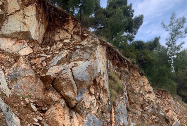 Βράχια στην περιφερειακή οδό προς Νοσοκομείο Λαμίας