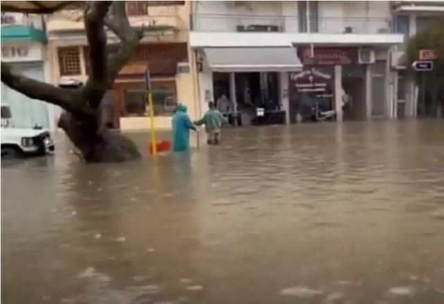 «Πνίγηκε» η Αριδαία - Σε απόγνωση κάτοικοι και καταστηματάρχες - Κλειστά την Τρίτη τα σχολεία - «Λίμνη» το γήπεδο του Αλμωπού