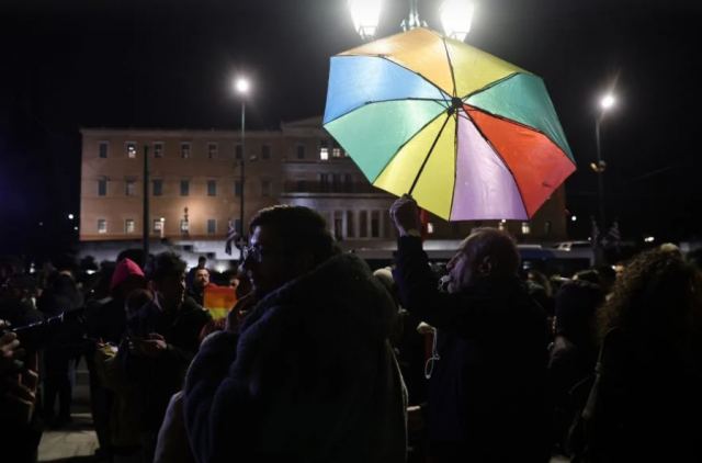 Με πολύχρωμες σημαίες μέλη της ΛΟΑΤΚΙ+ κοινότητας έξω από την Βουλή