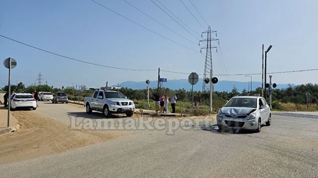 Λαμία: Σύγκρουση οχημάτων σε διασταύρωση στις γραμμές