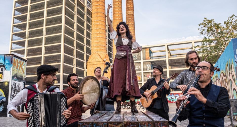 Η «multiculti» ορχήστρα Barcelona Gipsy balKan Orchestra έρχεται στη «Χώρα»