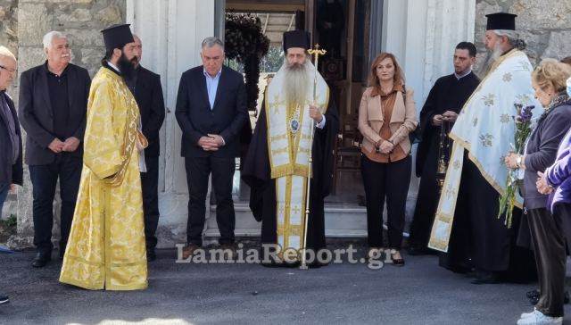 Στον Επιτάφιο του Κοιμητηρίου της Ξηριώτισσας ο Μητροπολίτης Φθιώτιδας (ΦΩΤΟ)