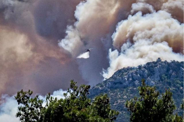 Φωτιά στην Πάρνηθα: Ριπές ανέμων άνω των 100 χλμ την ώρα, αυξάνονται οι πυροσβεστικές δυνάμεις