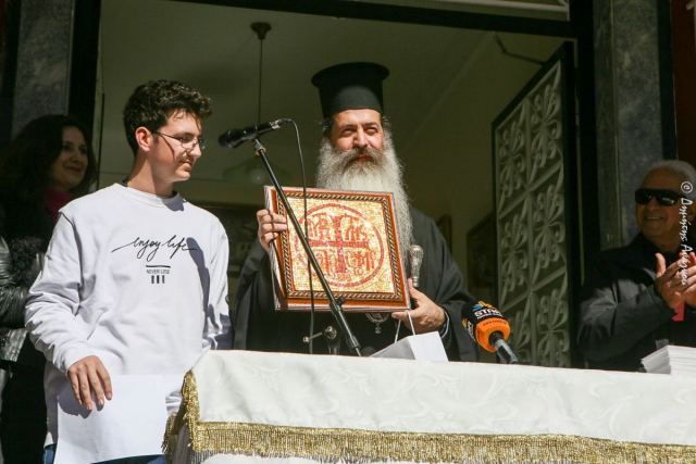 Bράβευση των αριστούχων μαθητών του Εκκλησιαστικού Γυμνασίου – Λυκείου Λαμίας από τον Σεβασμιώτατο