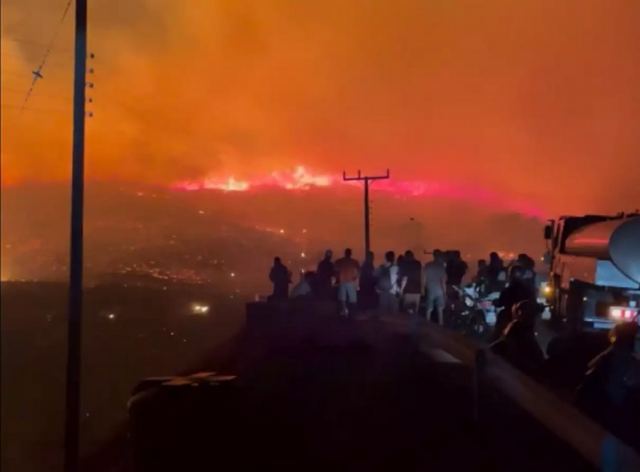 Εφιαλτικό βράδυ στη Σέριφο: Στις φλόγες το νοτιοδυτικό τμήμα του νησιού, ενισχύονται οι δυνάμεις