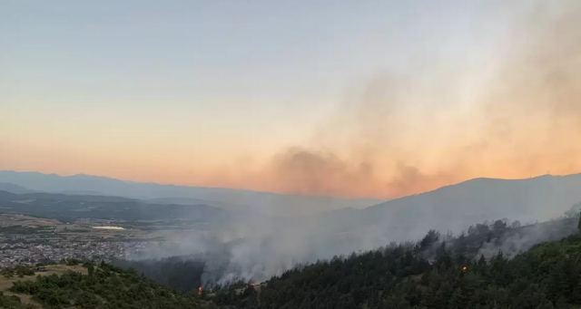 Φωτιά στα Γρεβενά: Καλύτερη η εικόνα του πύρινου μετώπου στη Δεσκάτη