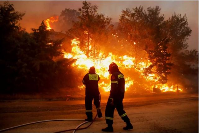 Φωτιά στην Ανάβυσσο κοντά σε οικισμό – Διακοπή κυκλοφορίας στη Λεωφόρο Αναβύσσου, από το ύψος της Αγίας Παρασκευής