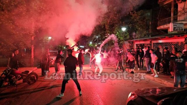 Στους δρόμους οι φίλοι του ΠΑΣ Λαμία - Η νύχτα έγινε μέρα!