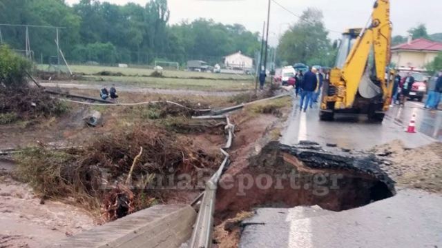 Κόπηκε στα δύο η εθνική οδός Λαμίας - Καρπενησίου (ΒΙΝΤΕΟ-ΦΩΤΟ)