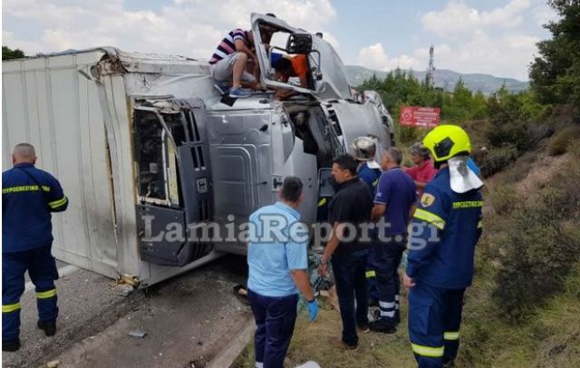 Λαμία: Καρέ-καρέ ο απεγκλωβισμός οδηγού νταλίκας (ΦΩΤΟ -ΒΙΝΤΕΟ)