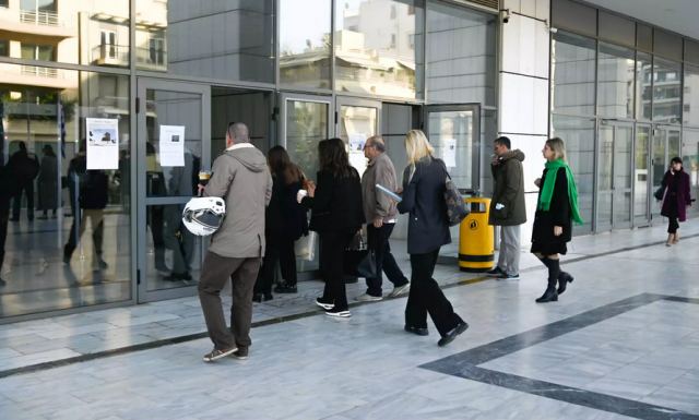 Δίκη για τη φωτιά στο Μάτι: Αντέδρασαν οι συγγενείς των θυμάτων στη θέα των πιλότων των ελικοπτέρων της πυροσβεστικής