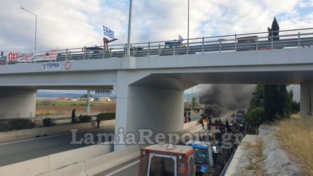 Ξανά κλειστή η εθνική οδός - Άναψαν φωτιές σε λάστιχα οι αγρότες (ΒΙΝΤΕΟ)