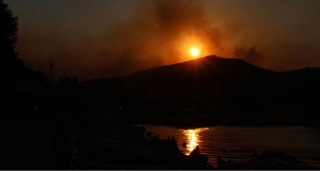 Νέα Αγχίαλος: Καλύτερη η εικόνα της φωτιάς στην αποθήκη πυρομαχικών -Οι εφιαλτικές στιγμές μετά την έκρηξη