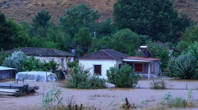 Καρδίτσα: Εγκλωβισμένοι στις στέγες των σπιτιών οι κάτοικοι - 