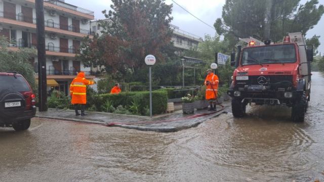 Πλημμύρισαν τα Λουτρά Υπάτης - Οι πυροσβέστες έβγαλαν τα παιδάκια από το σχολείο - ΦΩΤΟ