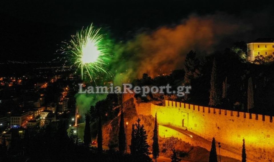 Λαμία: Πλημμύρισε με φως ο ουρανός της πόλης - Εντυπωσιακές εικόνες!