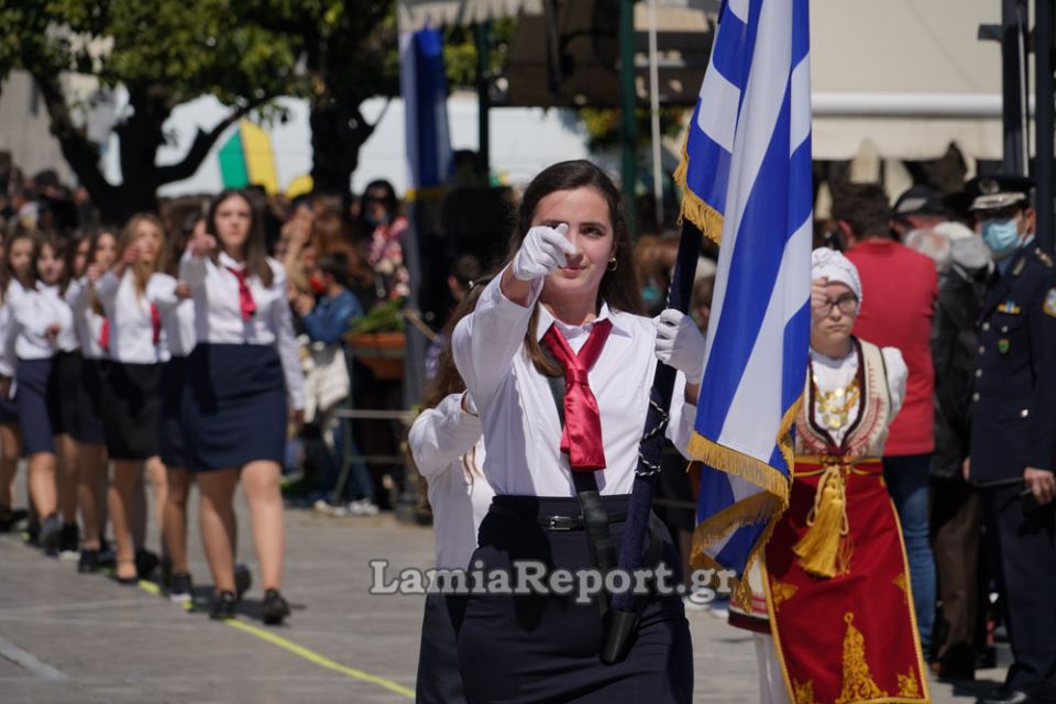 Εικόνες από τη μαθητική παρέλαση της 25ης Μαρτίου στη Λαμία (Γυμνάσια)