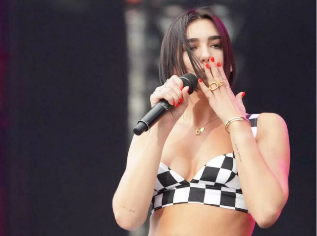 Dua Lipa: Διαψεύδει τα δημοσιεύματα πως θα τραγουδήσει στο Παγκόσμιο Κύπελλο του Κατάρ