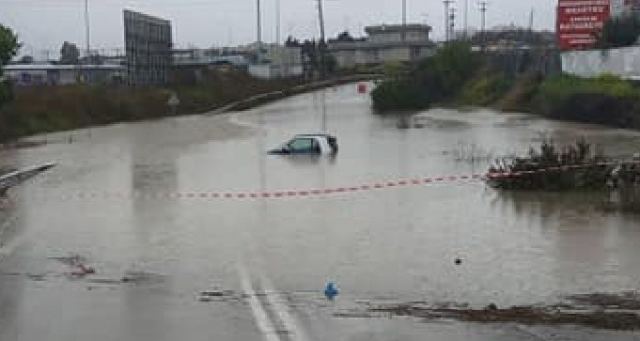 Κινδύνεψαν να πνιγούν όταν το αυτοκίνητο εγκλωβίστηκε στα νερά