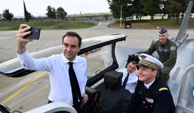 Selfie μέσα σε ελληνικό Rafale έβγαλε ο Γάλλος υπουργός Άμυνας με τον Παναγιωτόπουλο!