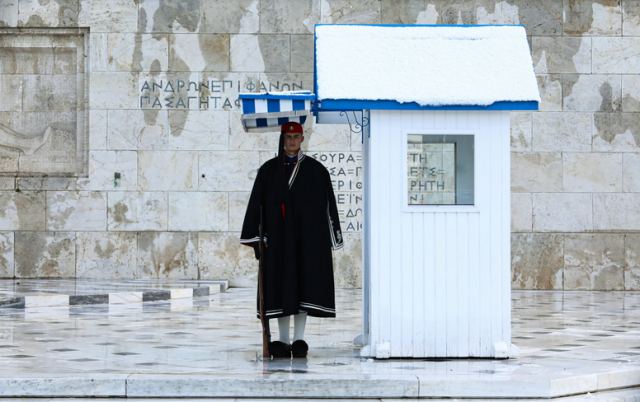 Κακοκαιρία «Μπάρμπαρα»: Αγέρωχοι στις χαμηλές θερμοκρασίες οι Εύζωνες της Προεδρικής Φρουράς