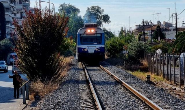 Συνελήφθη γιαγιά που έκοβε με… τανάλια την περίφραξη ασφαλείας των γραμμών του ΟΣΕ