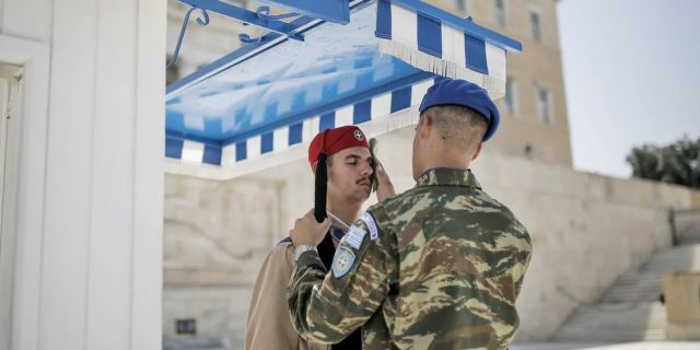 Σύνταγμα: Ακίνητοι στον καύσωνα στο Μνημείο του Άγνωστου Στρατιώτη οι εύζωνες, τους σκουπίζουν τον ιδρώτα