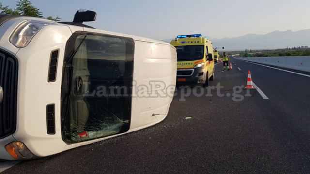 Στυλίδα: Έσκασε το λάστιχο και τούμπαρε - Δείτε εικόνες