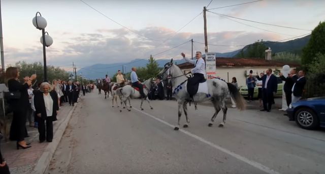 Λαμία: Ο γαμπρός έφτασε στην εκκλησία καβάλα στο άλογο! - BINTEO