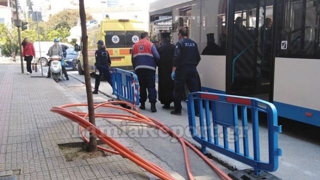 Λαμία: Ασθενοφόρο παρέλαβε ιερέα από αστικό λεωφορείο