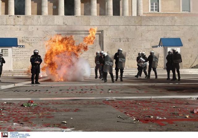 Επεισόδια στο πανεκπαιδευτικό συλλαλητήριο -Μολότοφ μπροστά από τον Άγνωστο Στρατιώτη, πληροφορίες για 8 τραυματίες