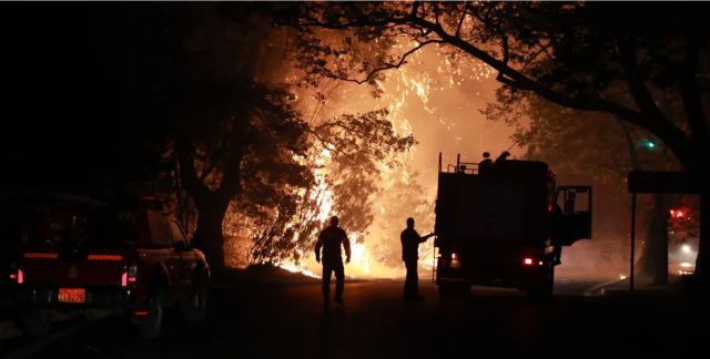 Καίγονται σπίτια και επιχειρήσεις σε Πεντέλη και Βριλήσσια - ΒΙΝΤΕΟ