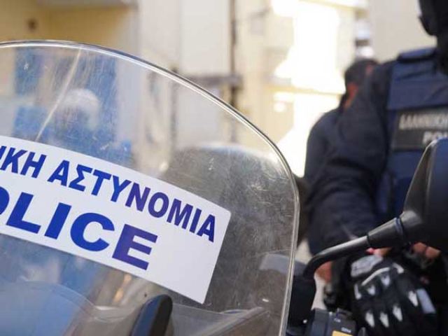 Κλείδωσε έξω απ΄το καφενείο του, αστυνομικούς που πήγαν για έλεγχο!