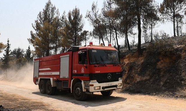 Χωρίς ενεργό μέτωπο η φωτιά στη Βαρυμπόμπη