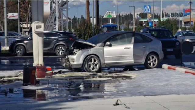 Θεσσαλονίκη: Αυτοκίνητο έπεσε σε βενζινάδικο και πήρε φωτιά - Δείτε βίντεο και φωτογραφίες