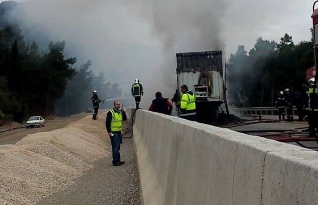 ΤΩΡΑ: Συναγερμός για φωτιά σε νταλίκα - Κινδυνεύει πευκοδάσος