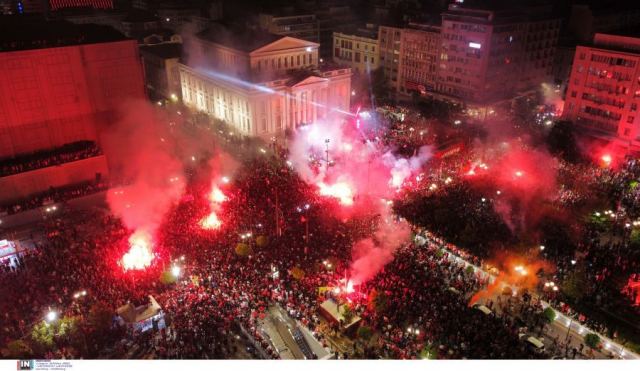 Ερυθρόλευκο γλέντι μέχρι το πρωί! Χιλιάδες οπαδοί του Ολυμπιακού αποθέωσαν τους κυπελλούχους Ευρώπης