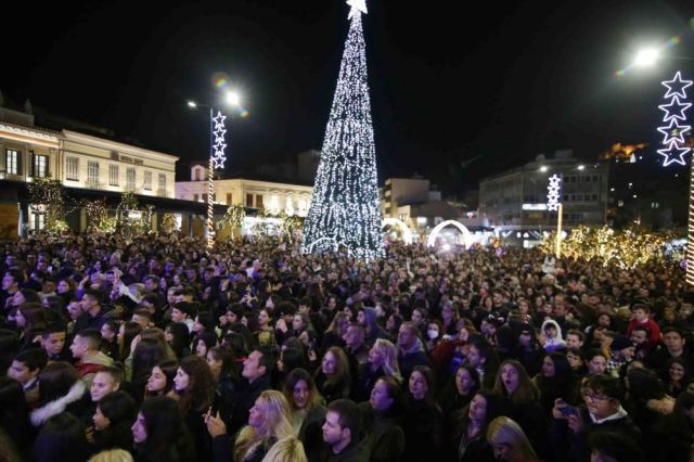 Λαμία: Φωτορεπορτάζ από τον στολισμό της πόλης και το άναμμα του δέντρου