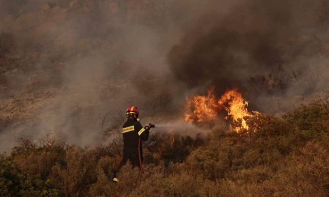 Σε εξέλιξη φωτιά στη Μεσσηνία - «Εκκενώστε προς Καλαμάτα» το μήνυμα του 112 στους κατοίκους της Ασπροπουλιάς