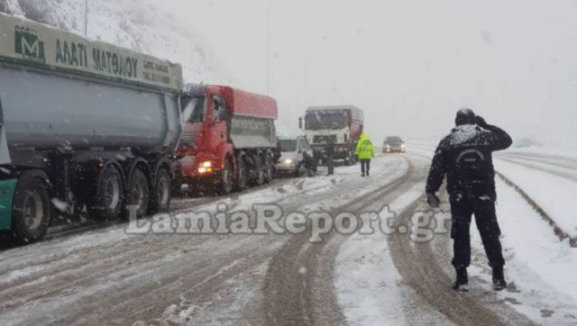 Στερεά: Που υπάρχει απαγορευτικό για τα φορτηγά και που χρειάζονται αλυσίδες