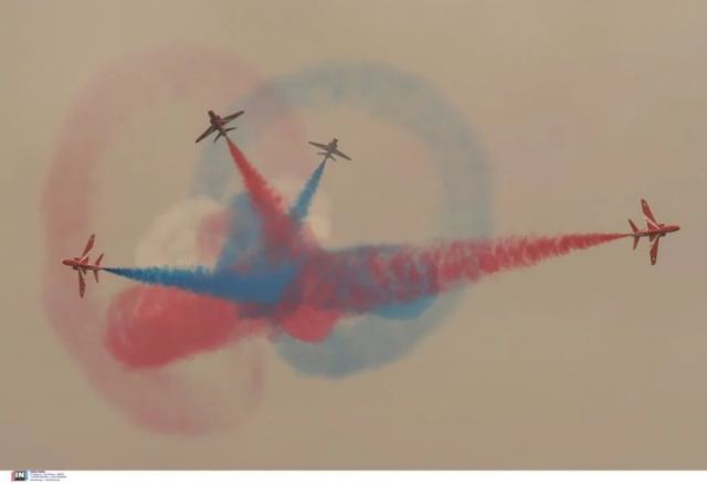 «Red Arrows»: Εντυπωσιακή επίδειξη με φόντο την αφρικανική σκόνη