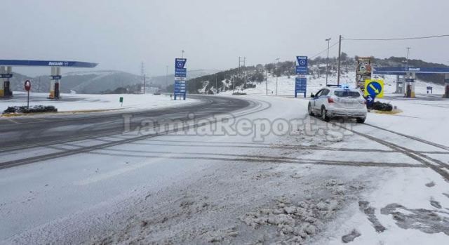 Ασθενής χιονόπτωση στη Λαμία - Με αλυσίδες για Δομοκό - Χωρίς πρόβλημα η εθνική οδός