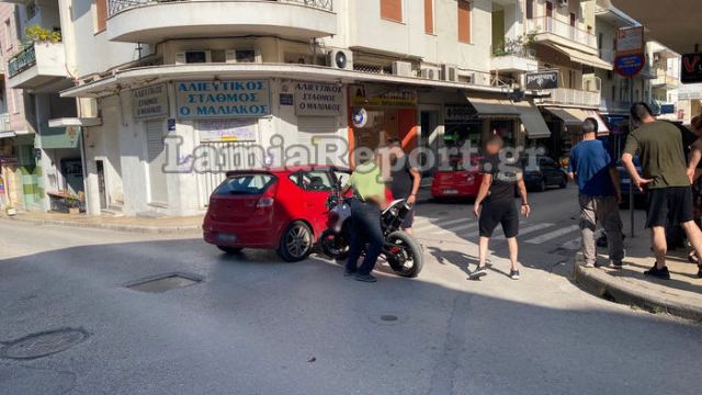 Τροχαίο με μηχανή «on camera» στο κέντρο της Λαμίας - ΒΙΝΤΕΟ